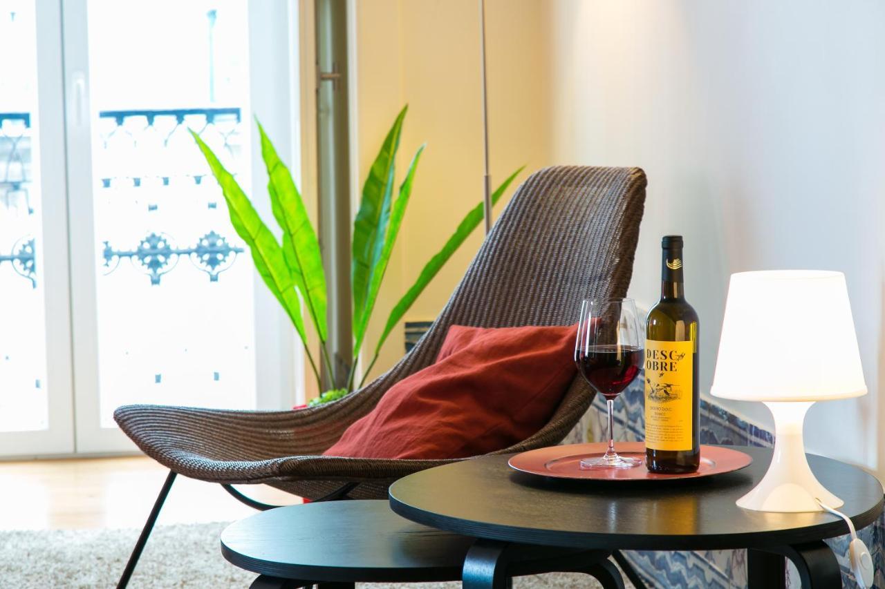 Joivy Elegant 2br With Workspace Nearby Baixa-chiado Subway Apartamento