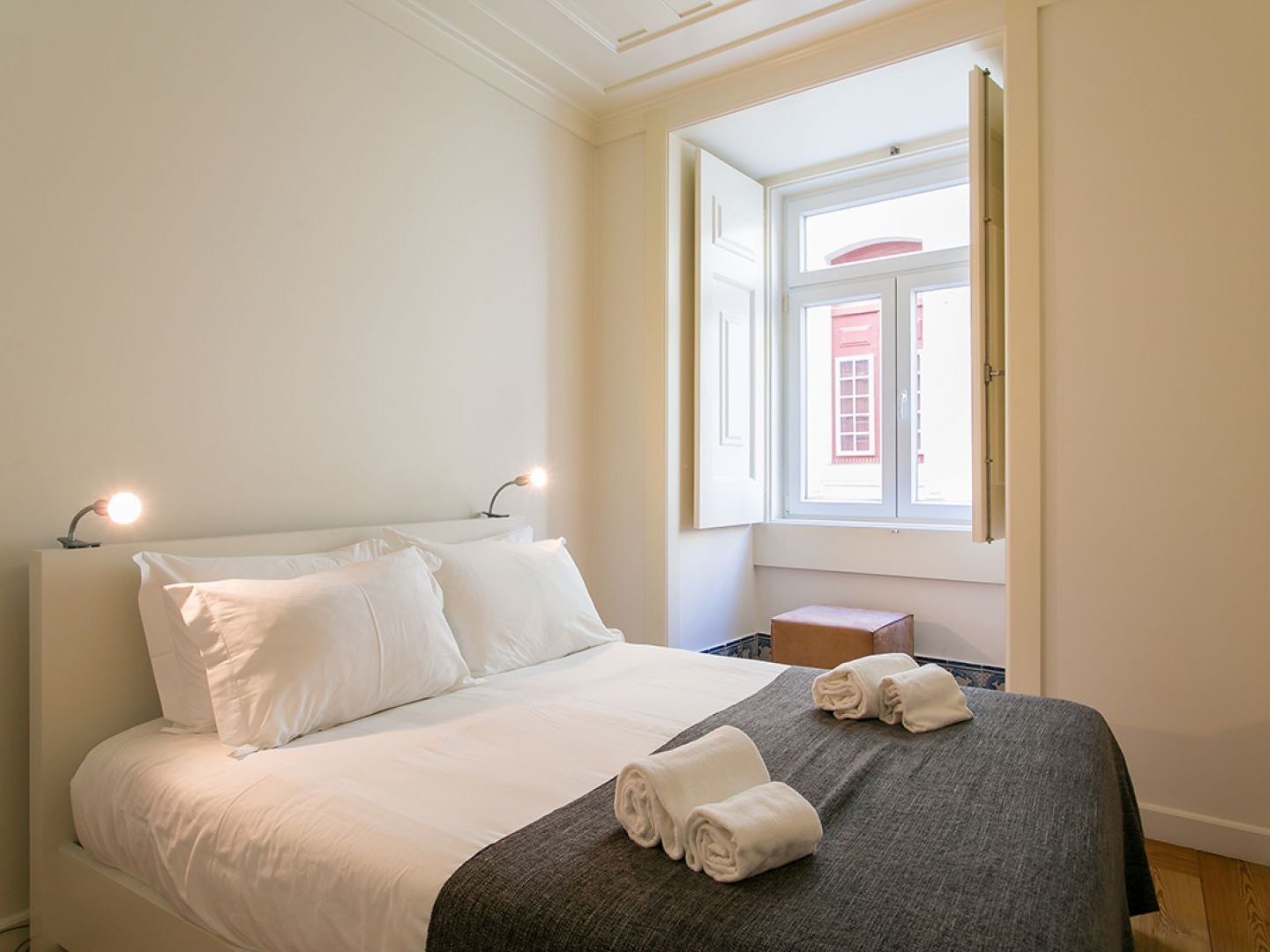 Joivy Elegant 2br With Workspace Nearby Baixa-chiado Subway Apartamento